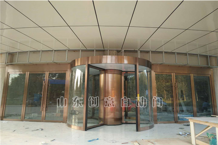 金鄉(xiāng)商務(wù)酒店三翼環(huán)柱門施工