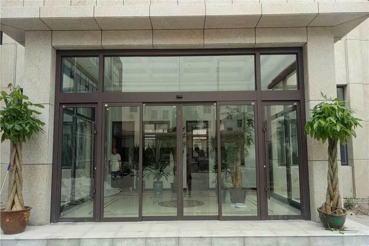 不銹鋼自動門門體表面采用精拋工藝處理，光亮度達鏡面效果耐腐蝕，抗氧化